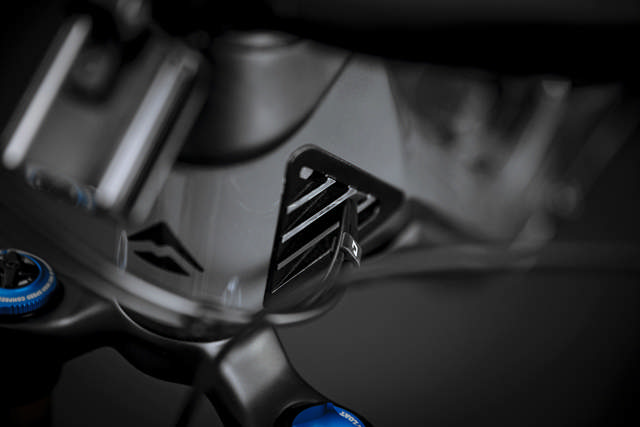 Cummins 2000-Watt Power Inverter